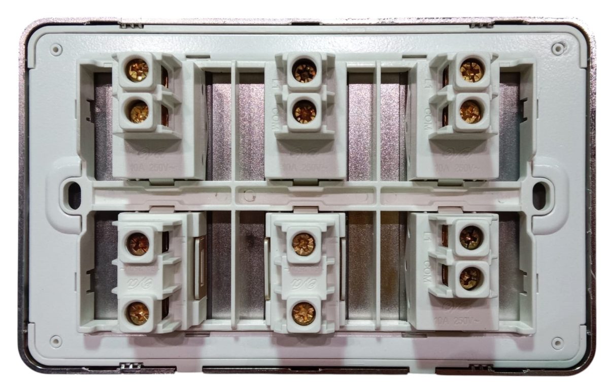 Eva Royal 4-Switch + 2-Socket - Image 2