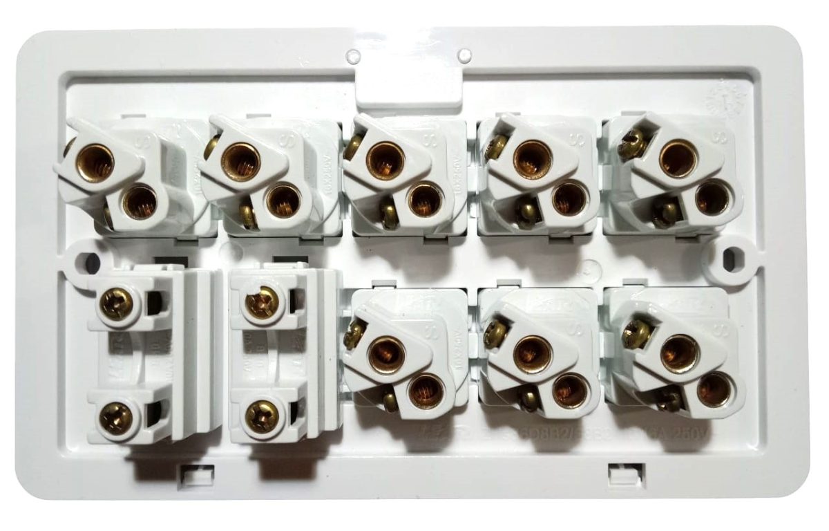 Lear Rainbow 8-Switch + 2-Socket - Image 2