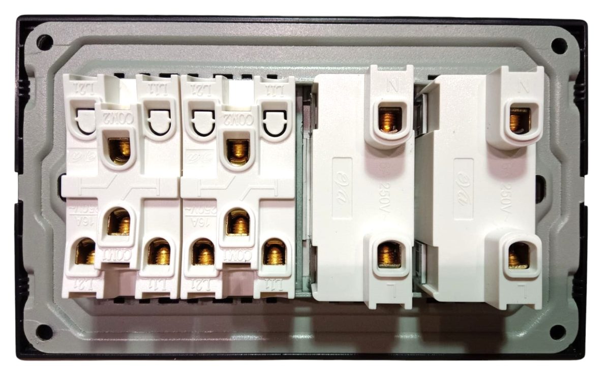Eva Superior 4-Switch + 2-Socket - Image 2