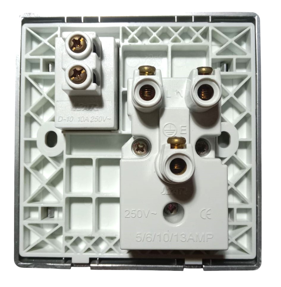 LEAR-DELUX-UNIVERSAL-5I-IN-ONE-BACK- Lear Deluxe Universal Light Plug 5 IN 1 - Image 2